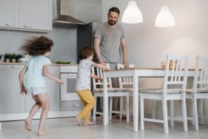 לראות את הנולד: ההשקעה החכמה של משפחות צעירות בדירות ישנות